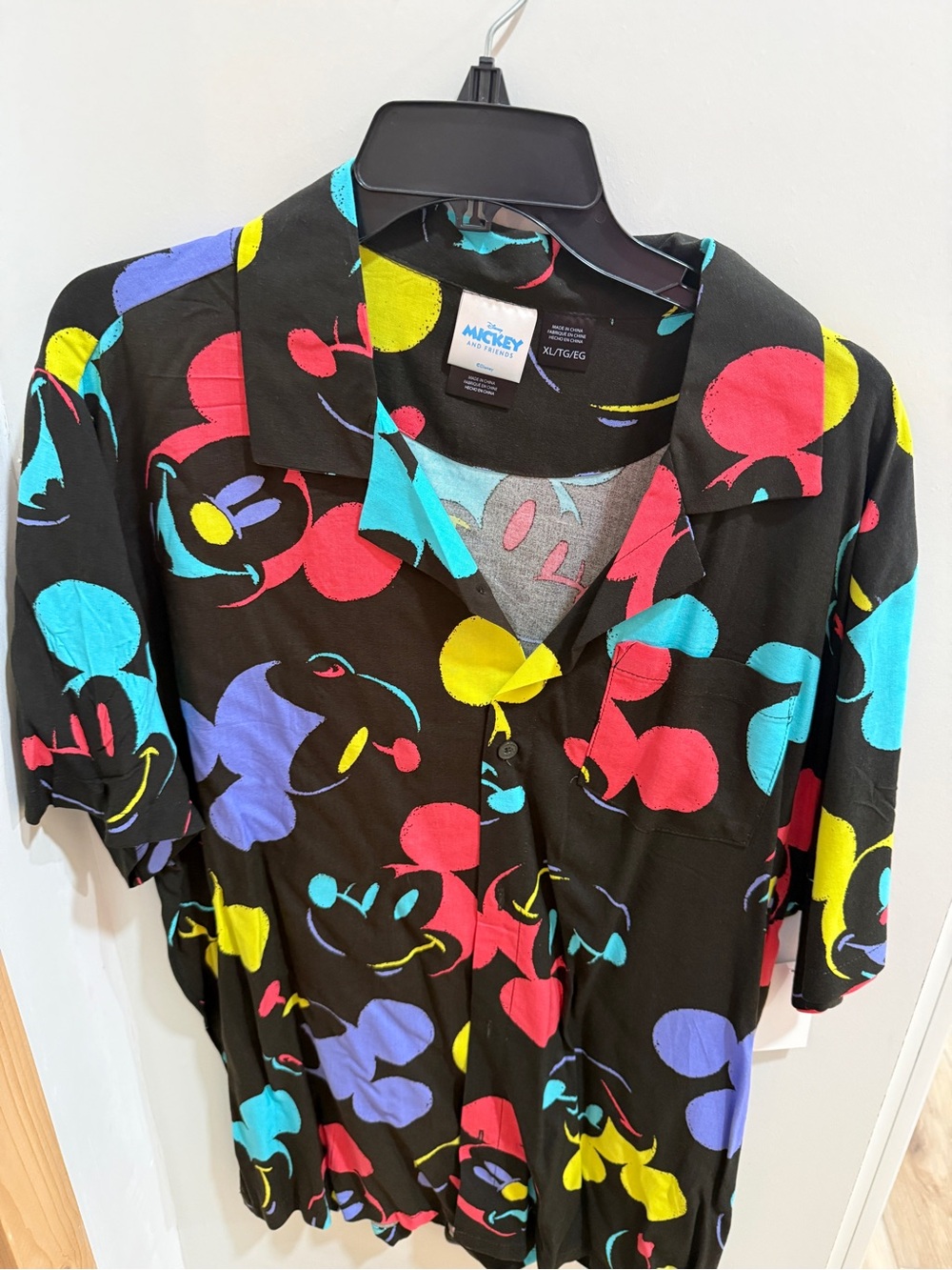 Men’s Disney Mickey and Friends Colorful Mickey Print Button Down XL NWT men’s